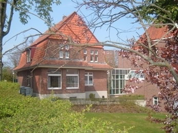 Gartenansicht des Amtsrichterhaus vom Finanzamtsparkplatz